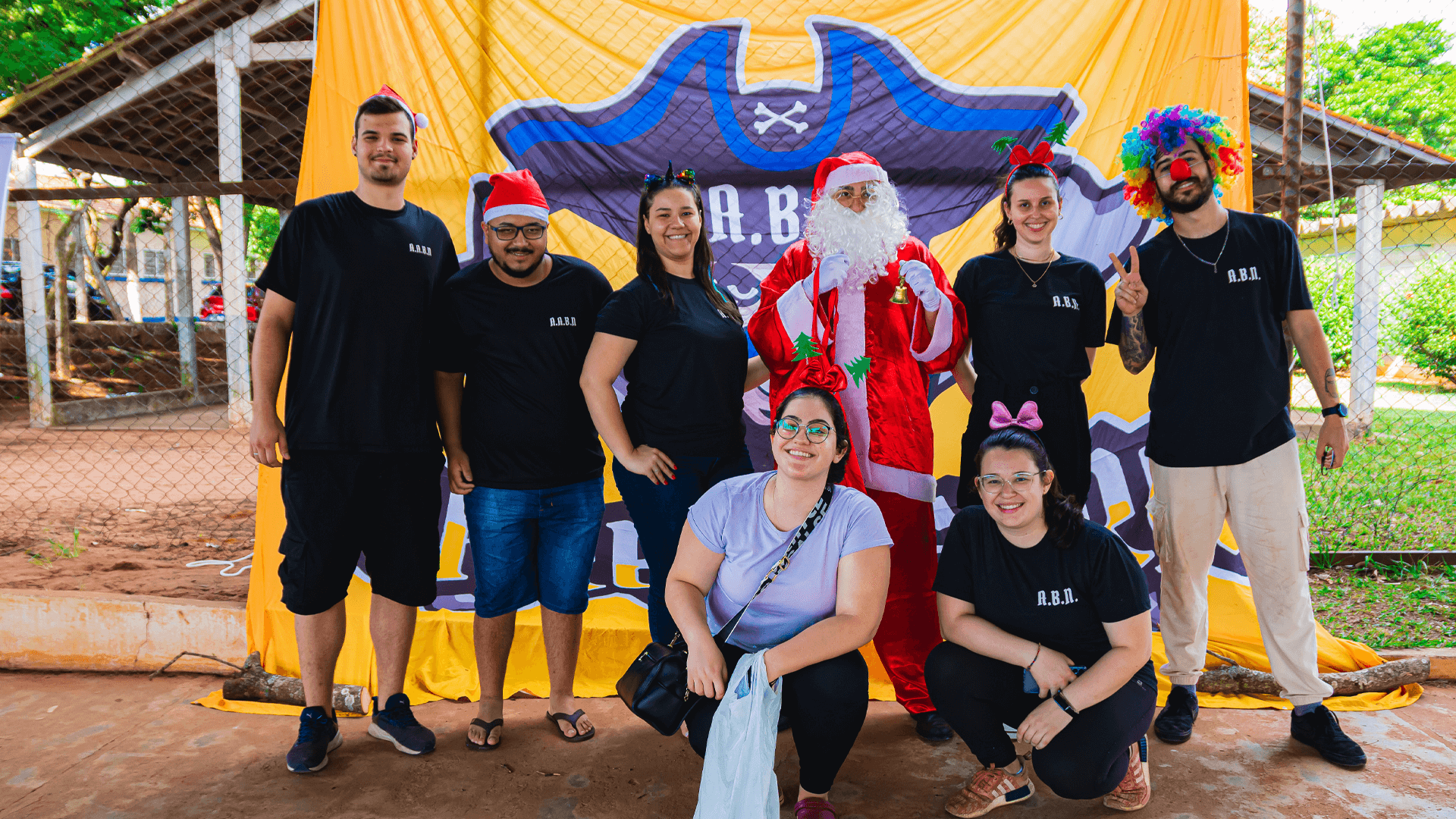 Atlética Acadêmica do Univem realiza ação beneficente de Natal para crianças de comunidade carente e projeto social infantil de Marília