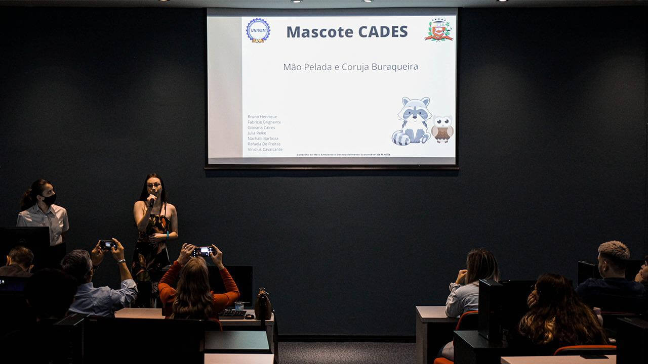 Alunos do curso de Design Gráfico do Univem apresentam mascotes desenvolvidos em trabalho acadêmico para o CADES - Conselho Municipal do Meio Ambiente e Desenvolvimento Sustentável de Marília.
