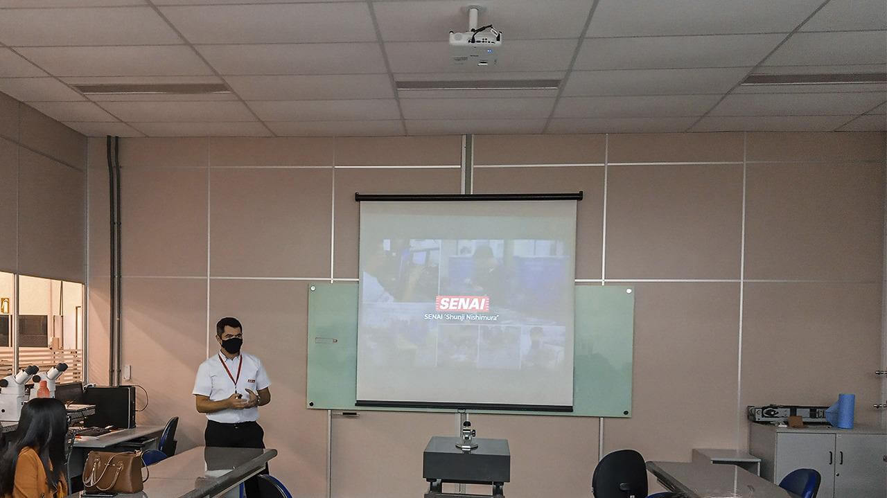 Alunos da 5ª etapa do curso de Engenharia de Produção do Univem protagonizaram visita técnica em laboratório da escola SENAI Shunji Nishimura na cidade de Pompeia