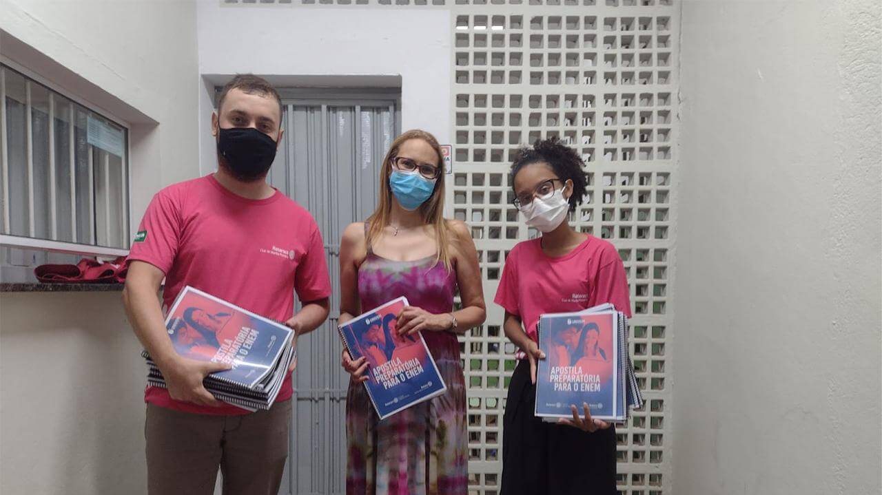 Promovido pelo Rotary clube de Marília com apoio do Univem, projeto estudantil realizou doações de apostilas em escolas do município para o auxilio preparatório do ENEM