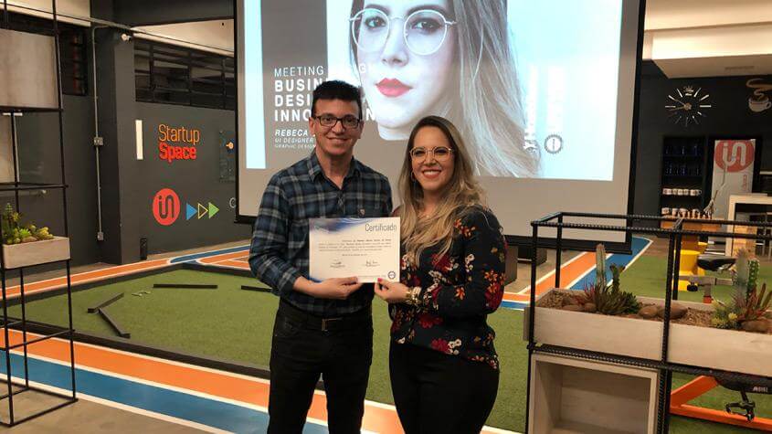 Ex-aluna de Design Gráfico compartilha experiências e fala sobre mercado profissional