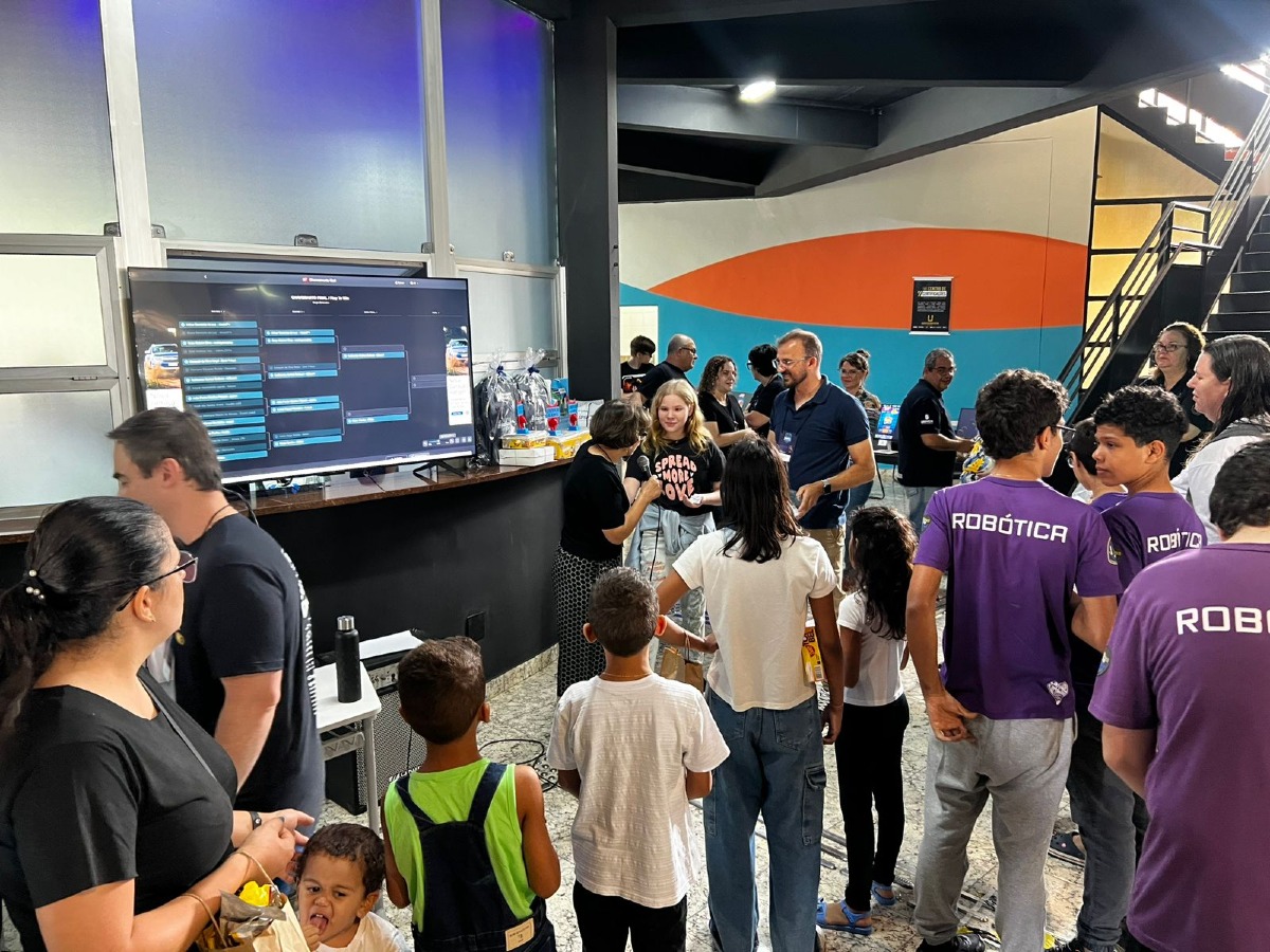 Feira de Robótica promove inovação, criatividade e aprendizado prático em evento realizado no sábado.