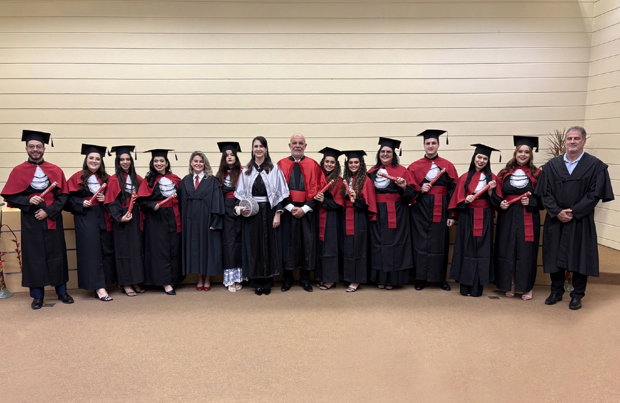 Turma de Direito do Vestibular de Inverno celebra a conquista da graduação no UNIVEM